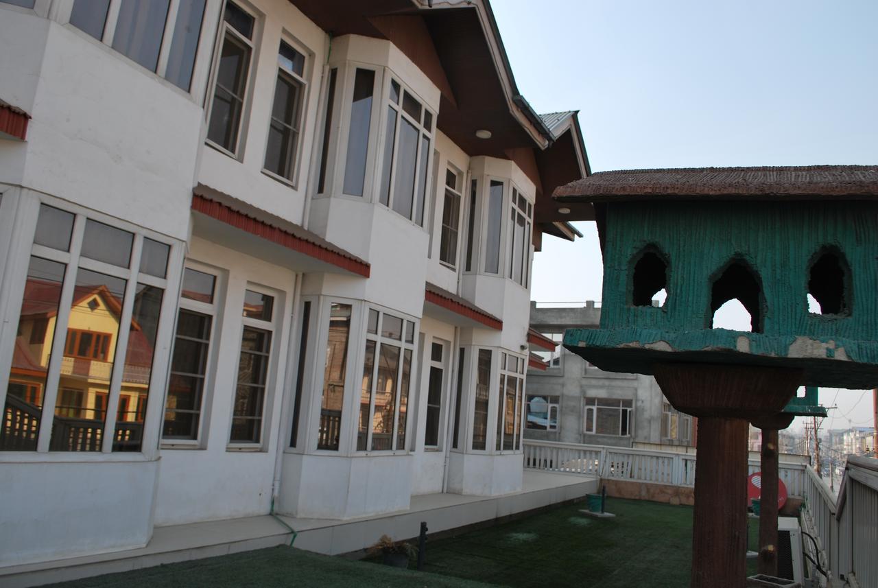 Kaisar Hotell Srīnagar Exteriör bild