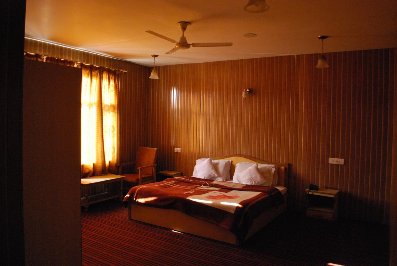 Kaisar Hotell Srīnagar Exteriör bild